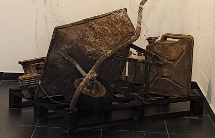 נוגעת בזמן – תערוכתה של מעיין תדמור "קורים וחלודה"